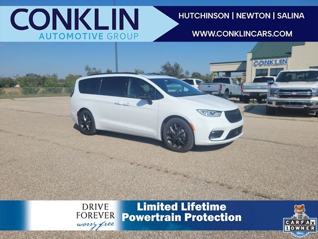 2025 Chrysler Pacifica Limited's photo