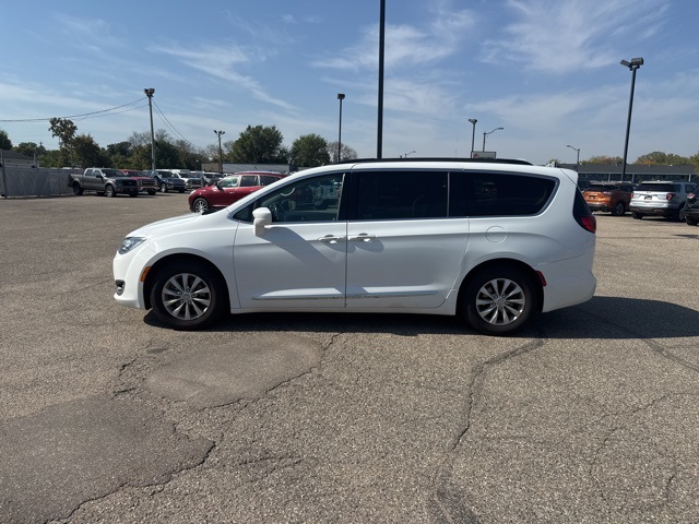 2017 Chrysler Pacifica Touring L photo 2