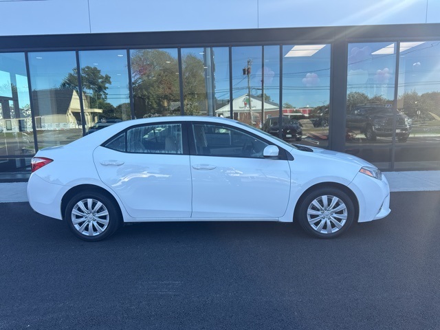 2015 Toyota Corolla L photo 2