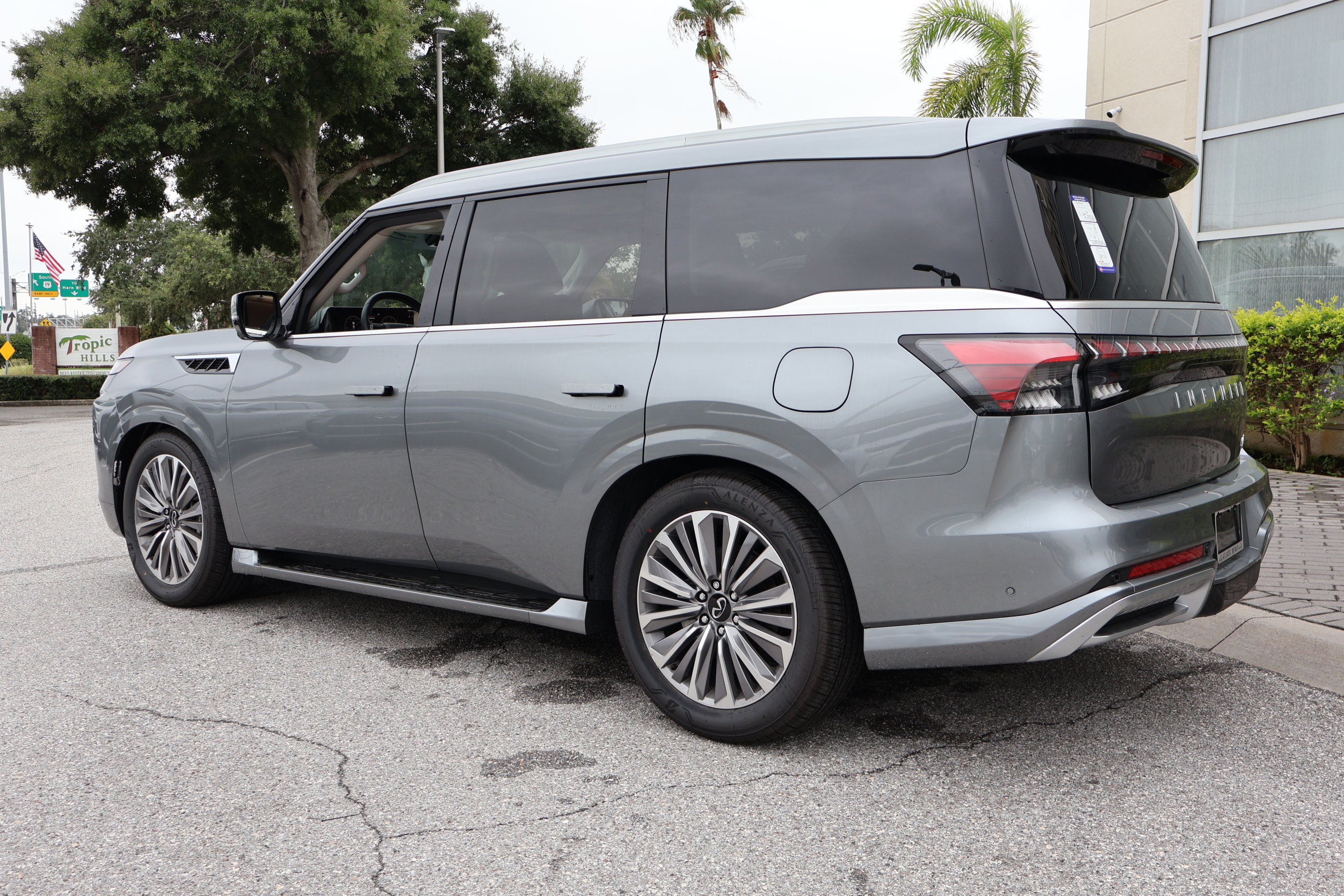 2025 Infiniti QX80 Sensory photo 3