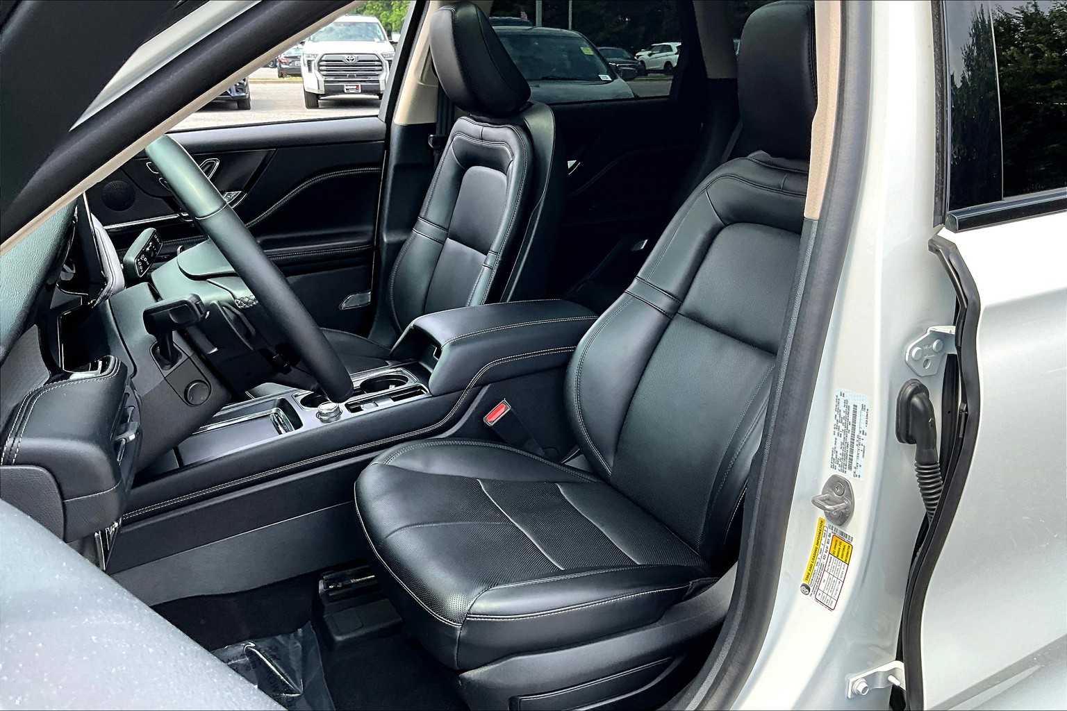 2023 Lincoln Corsair Standard photo 7
