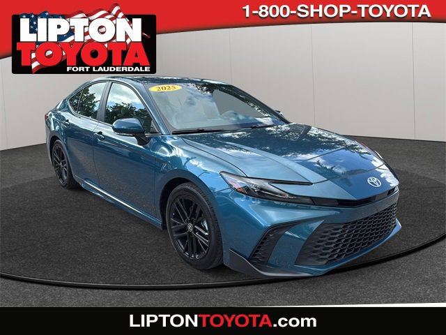 2025 Toyota Camry SE's photo