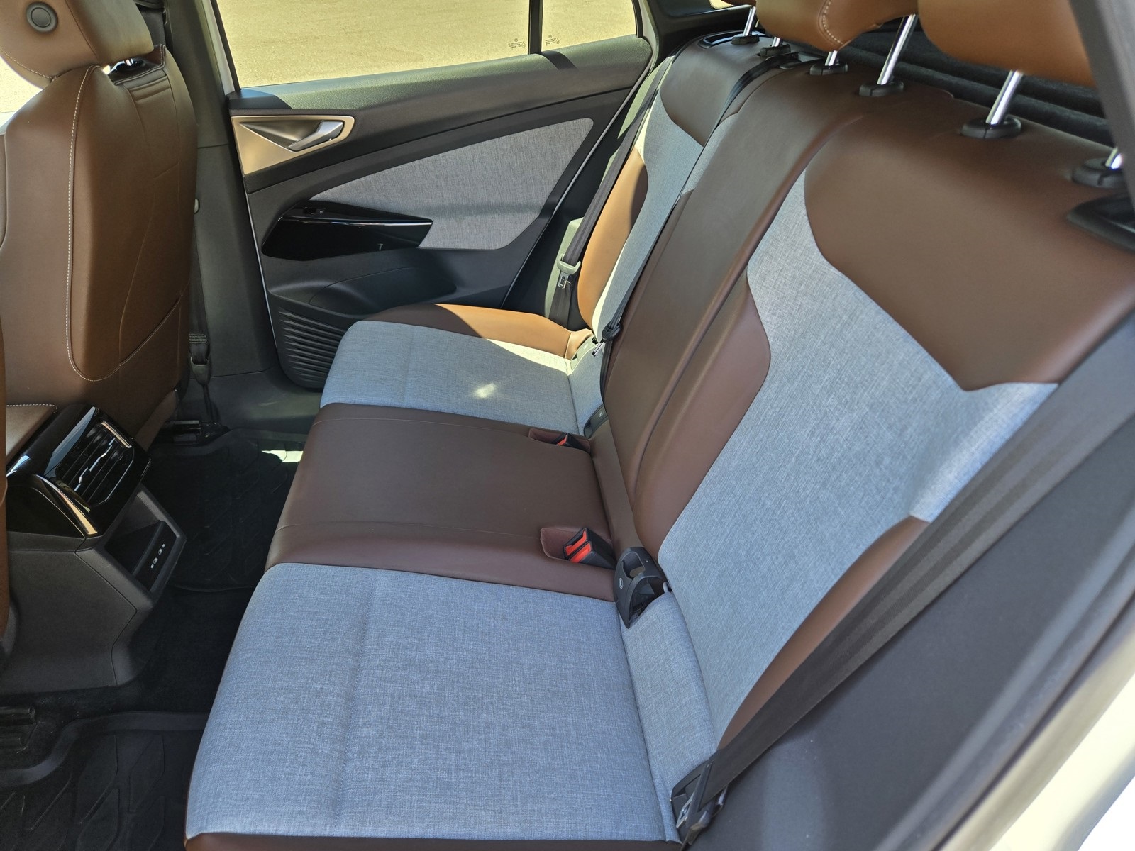 2023 Volkswagen ID.4 Pro photo 9