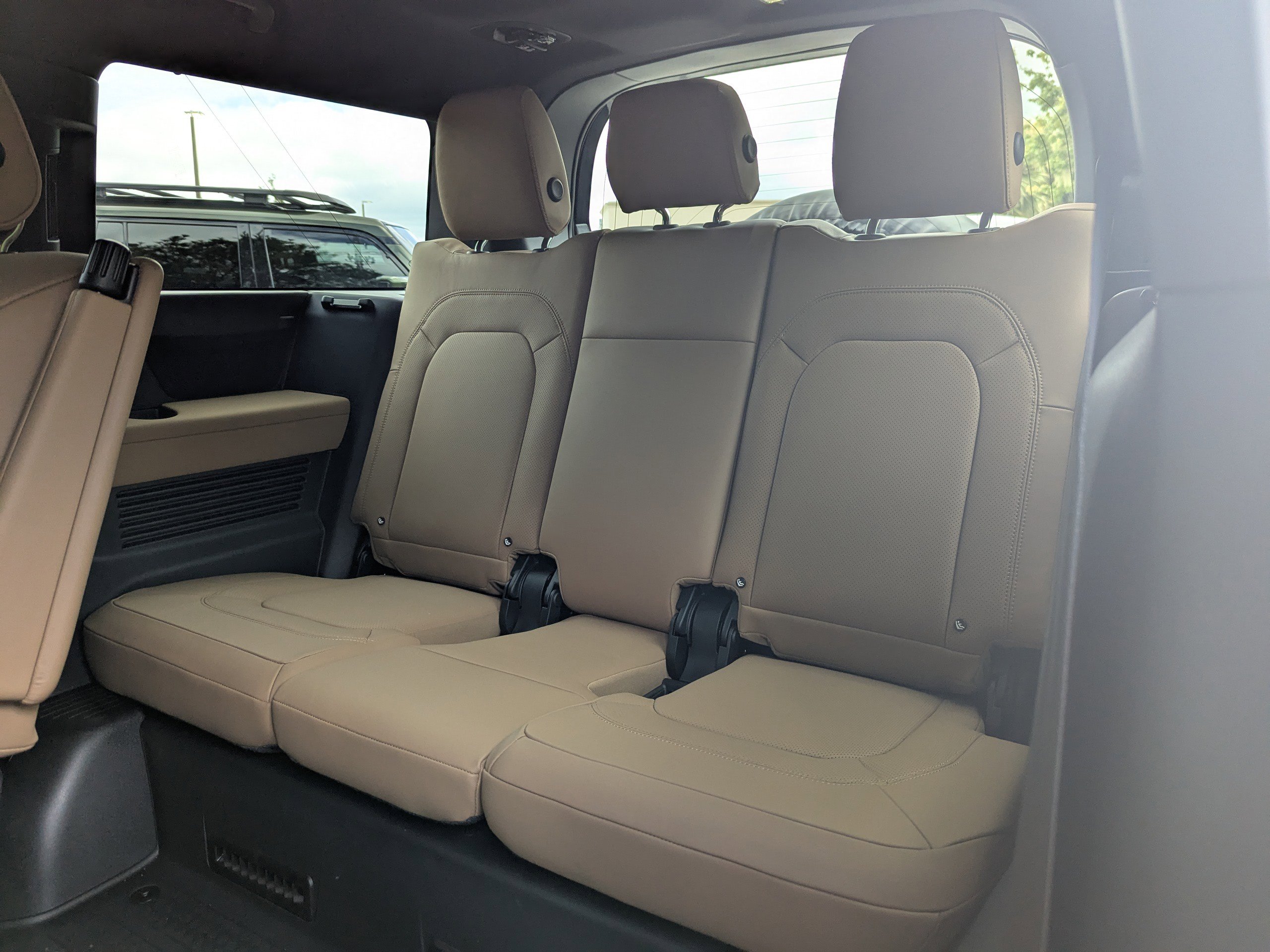 2025 Land Rover Defender 130 S photo 20