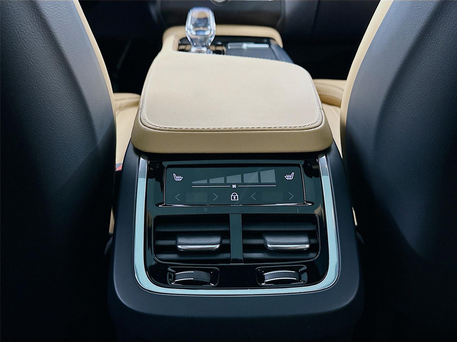 2025 Volvo XC90 photo 27
