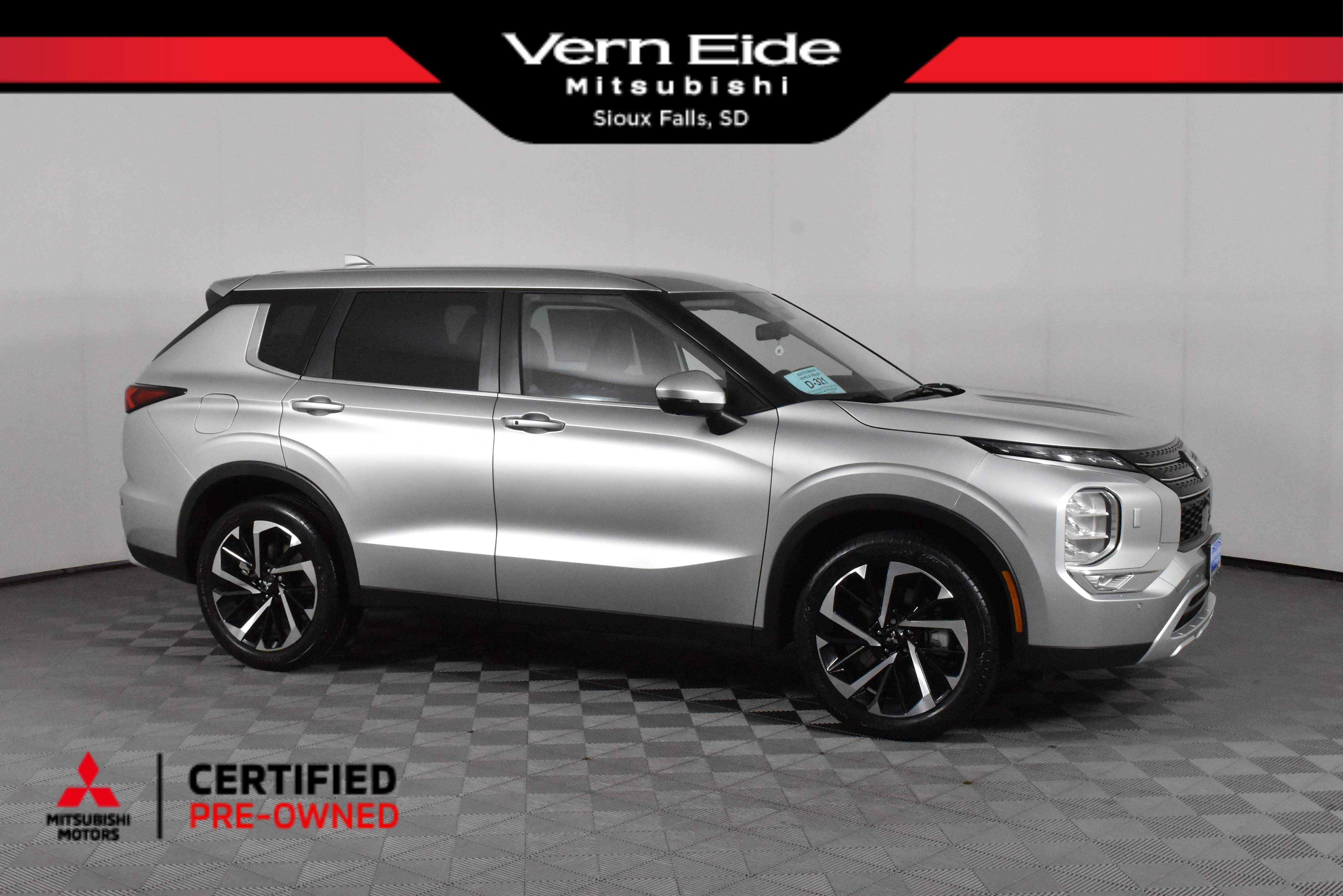 2023 Mitsubishi Outlander SE's photo