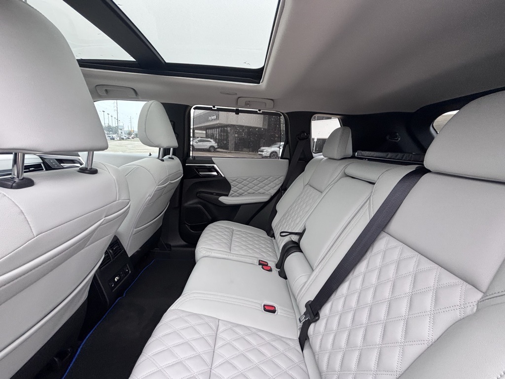 2024 Mitsubishi Outlander PHEV Platinum photo 13