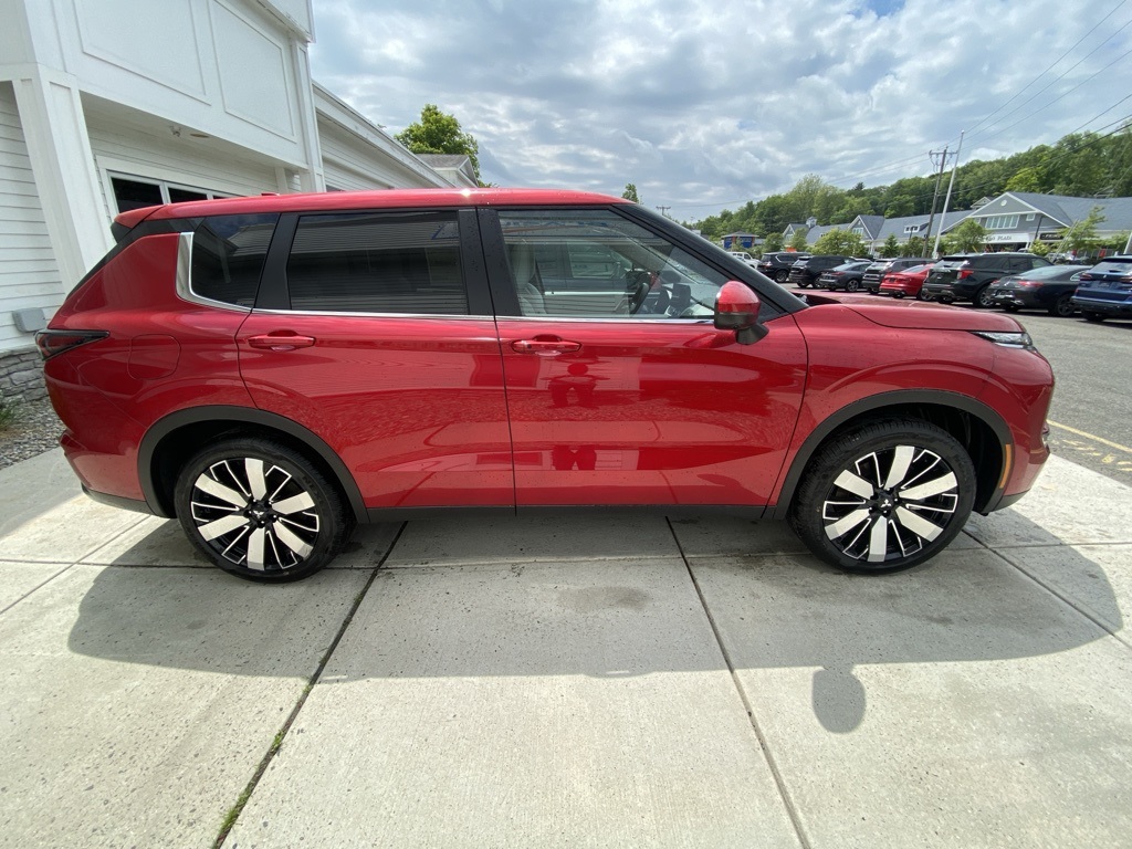 2025 Mitsubishi Outlander SE photo 4