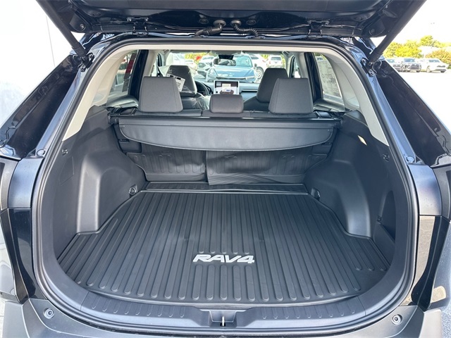 2025 Toyota RAV4 XLE photo 4