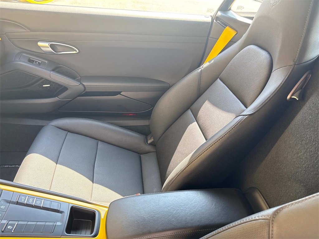 2024 Porsche Cayman S photo 17