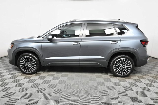 2025 Volkswagen Taos SE photo 2