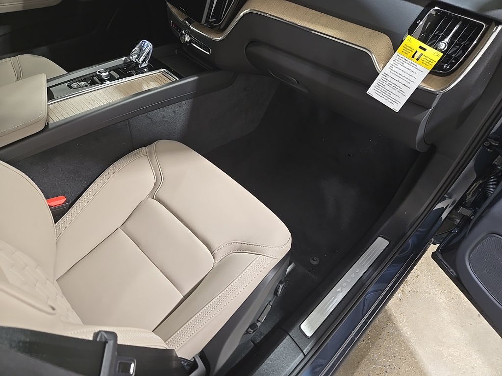 2026 Volvo XC60 B5 Plus photo 19