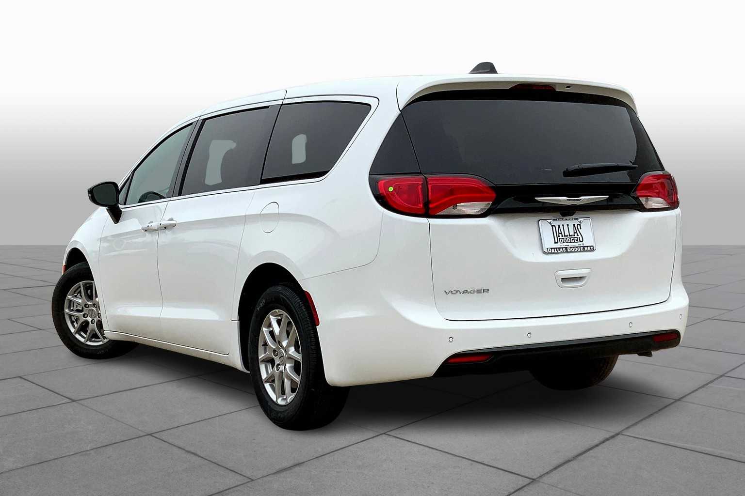2025 Chrysler Voyager LX photo 11