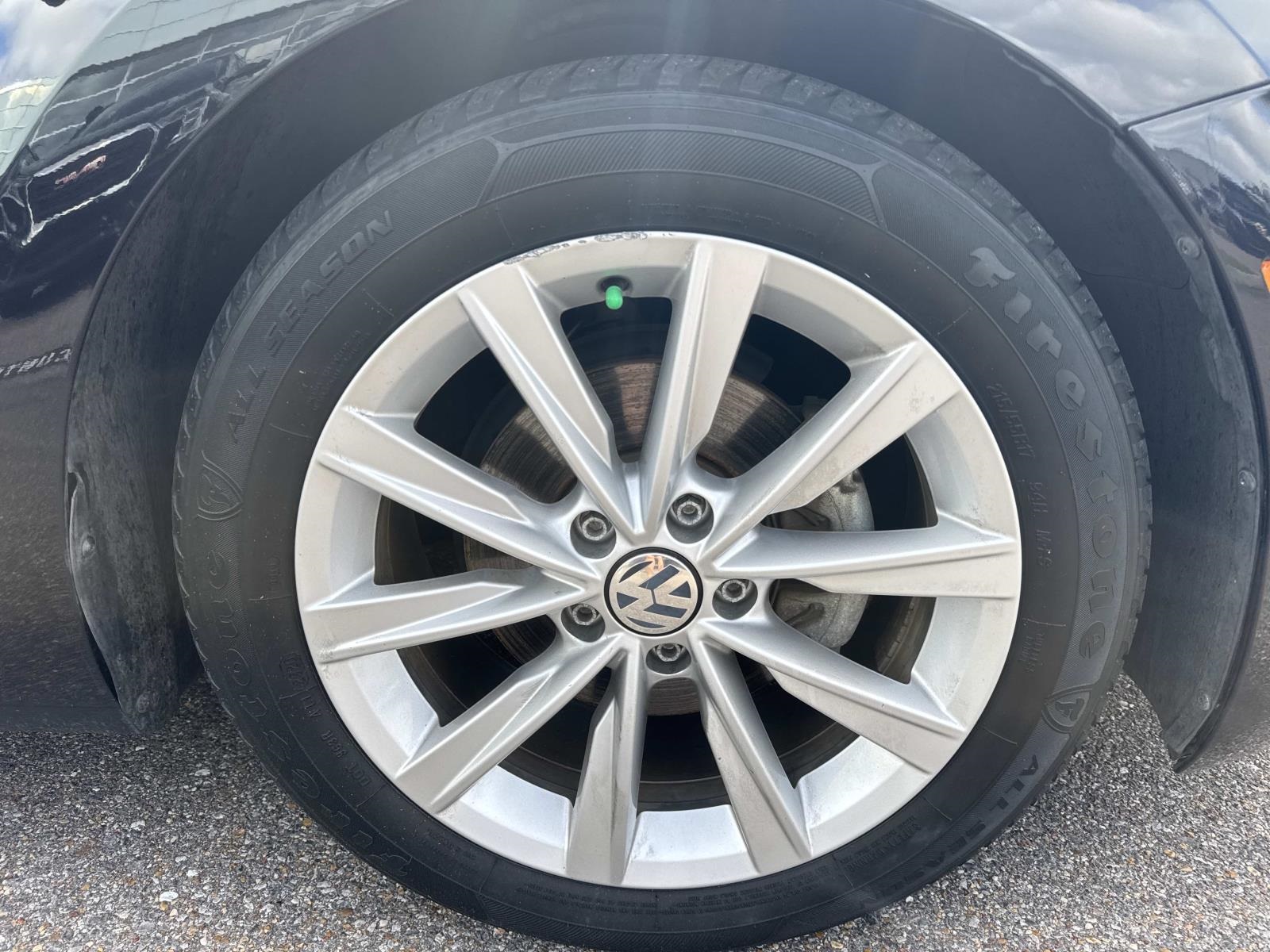 2019 Volkswagen Beetle Convertible SE photo 3