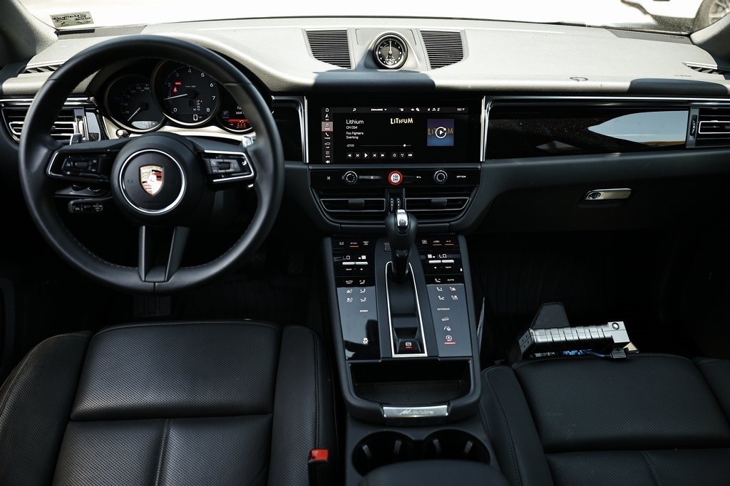 2024 Porsche Macan T photo 28