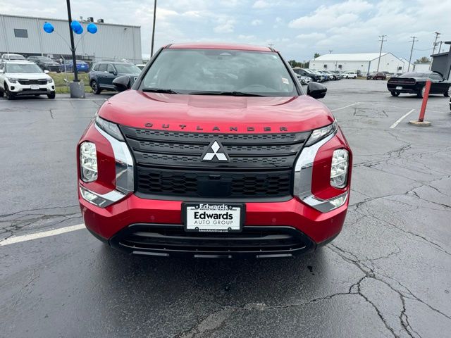 2024 Mitsubishi Outlander photo 2