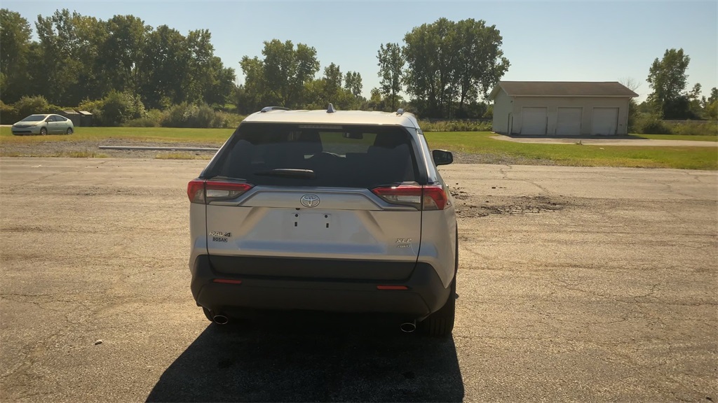 2022 Toyota RAV4 XLE Premium photo 7