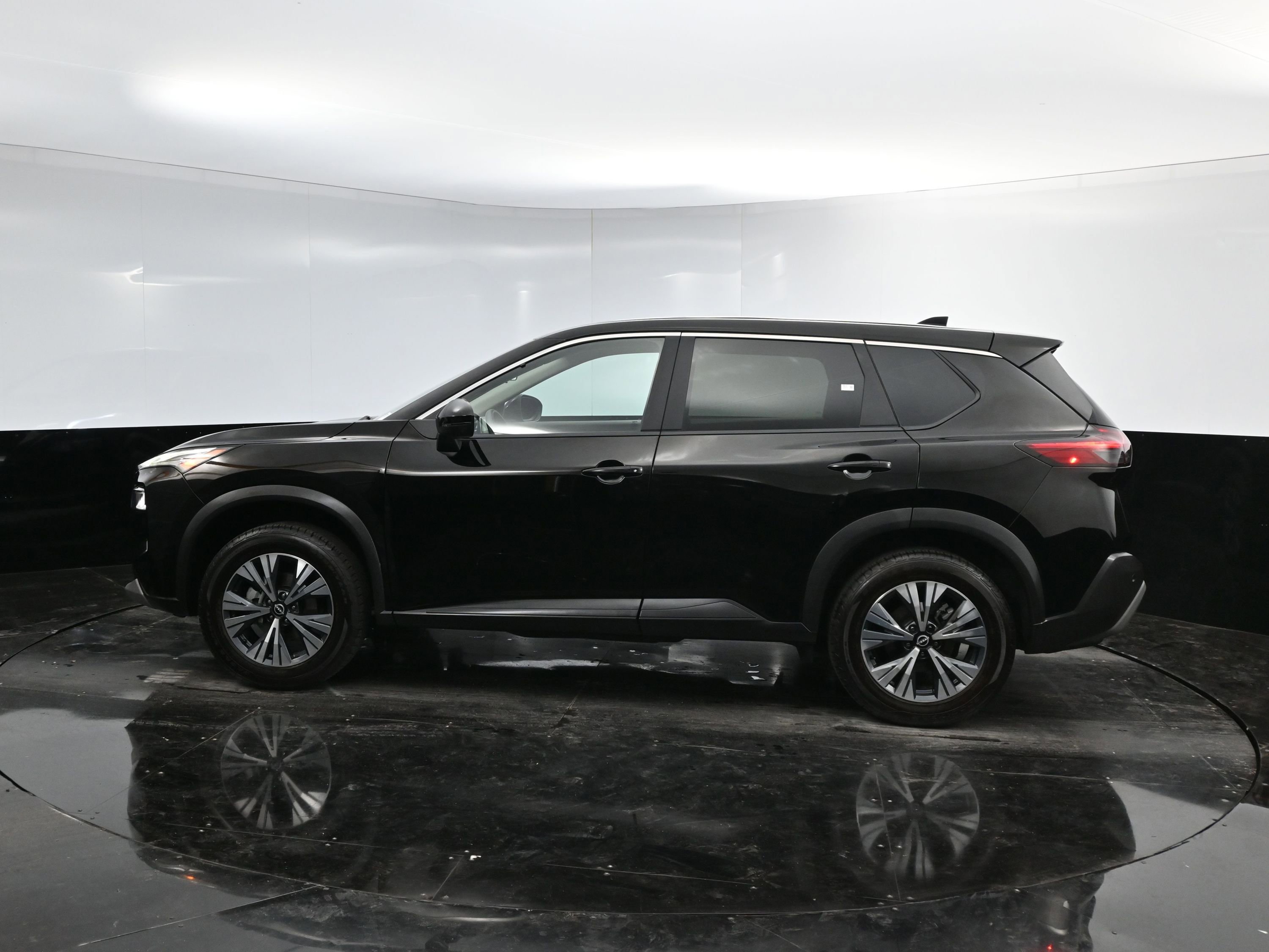 2022 Nissan Rogue SV photo 3