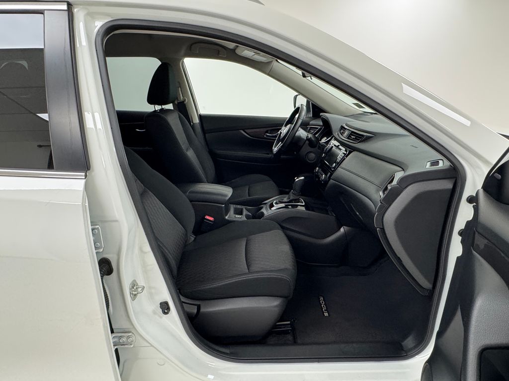 2020 Nissan Rogue SV photo 12