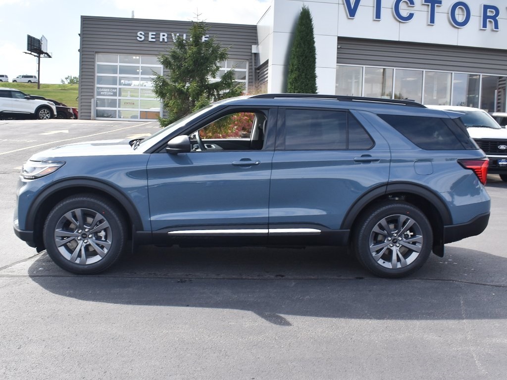2025 Ford Explorer photo 2