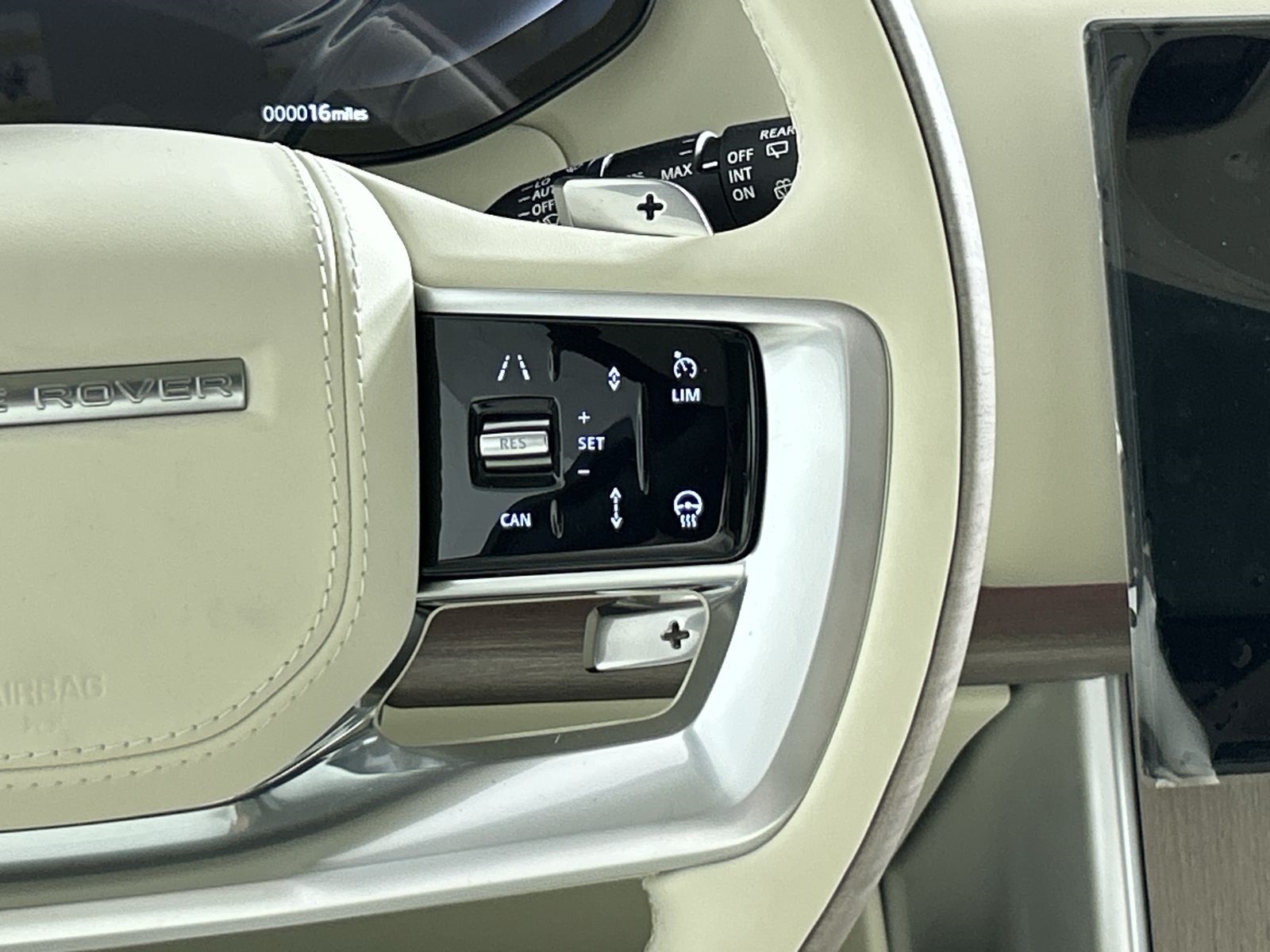 2025 Land Rover Range Rover SE photo 12