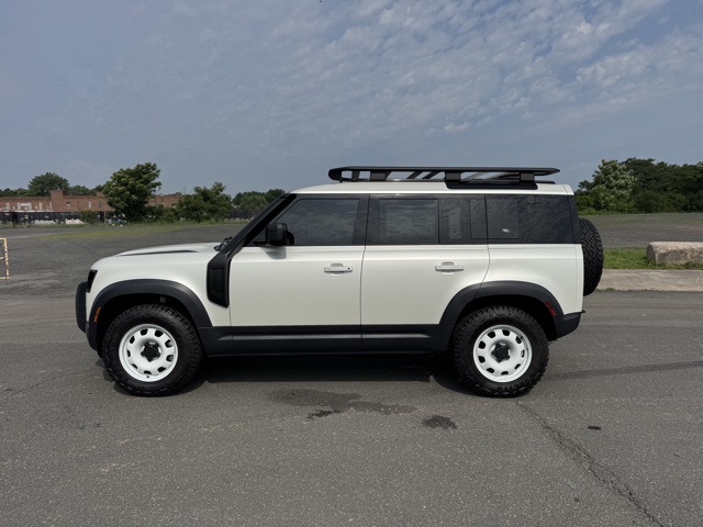 2024 Land Rover Defender 110 S photo 2