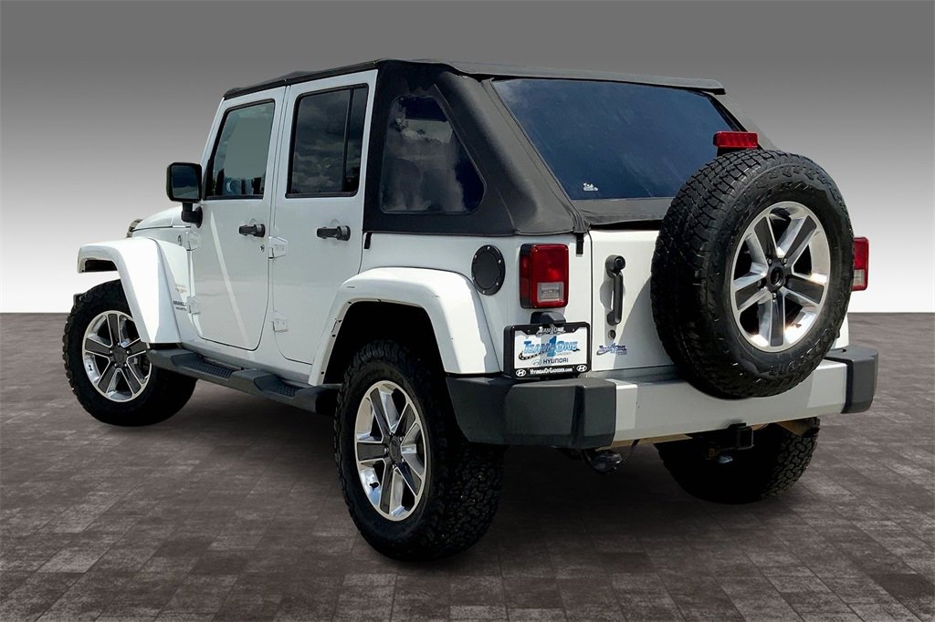 2013 Jeep Wrangler Unlimited Sahara photo 12