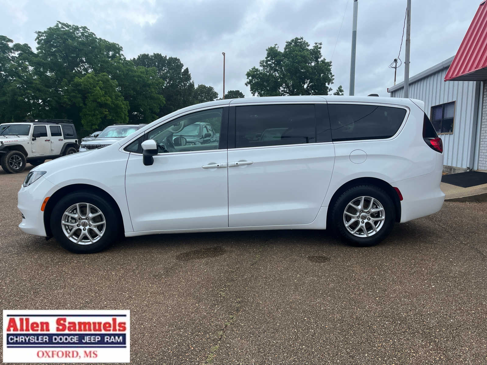 2023 Chrysler Voyager LX photo 6