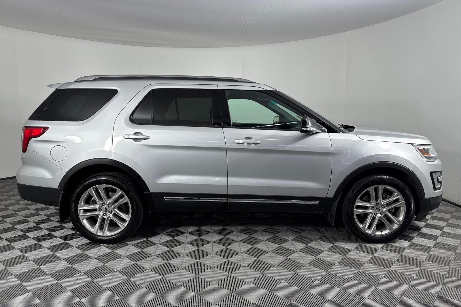 2017 Ford Explorer XLT photo 2