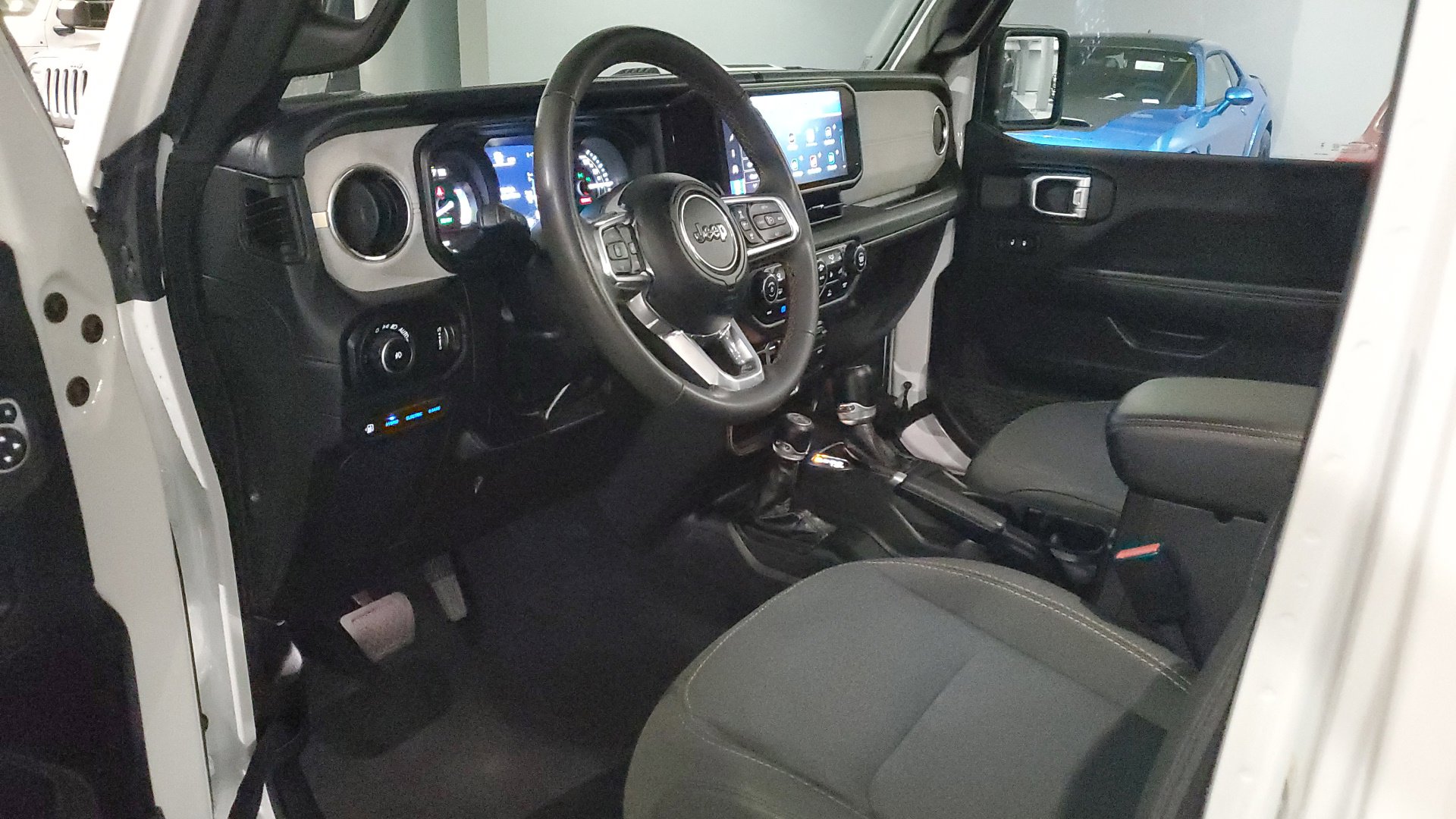 2024 Jeep Wrangler Sahara 4xe photo 17