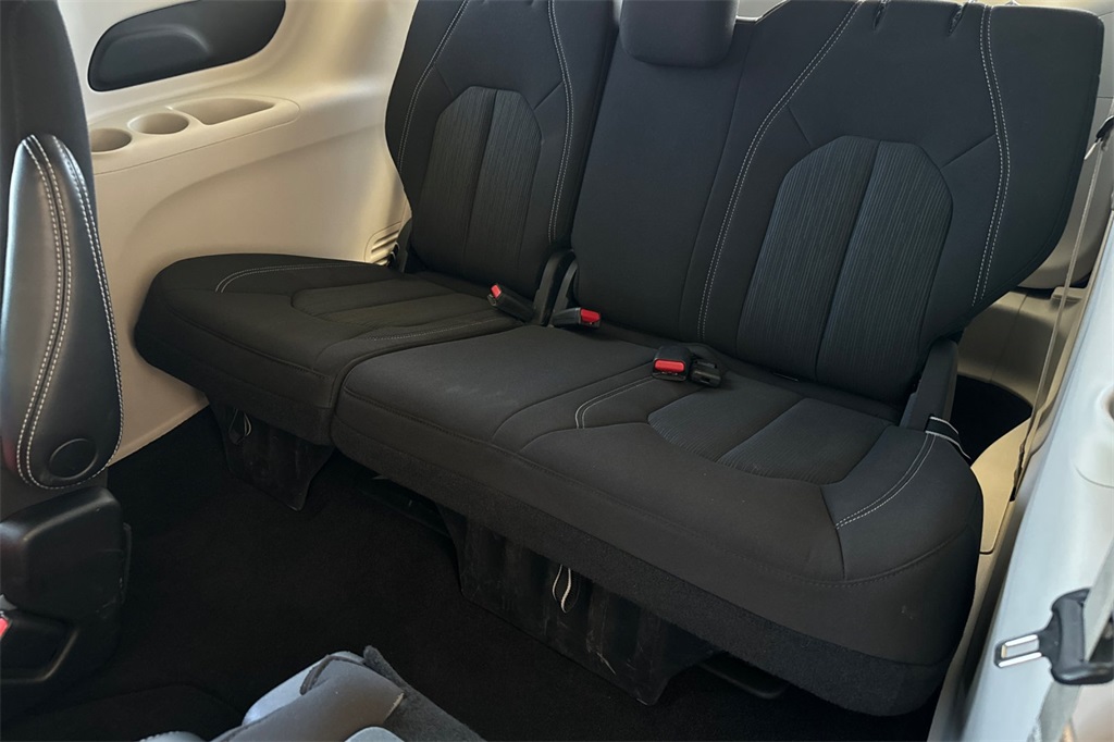 2022 Chrysler Voyager LX photo 13