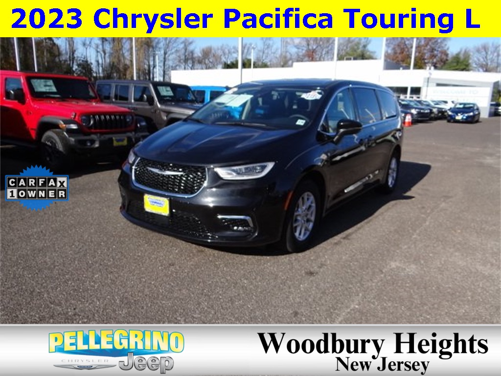 2023 Chrysler Pacifica Touring L's photo