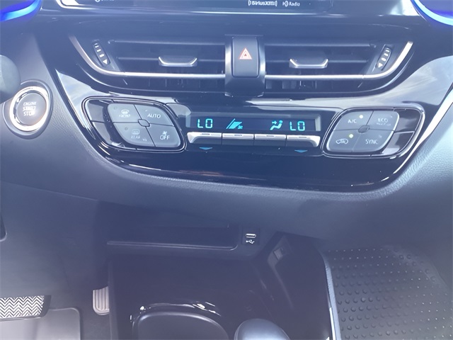 2022 Toyota C-HR XLE photo 23