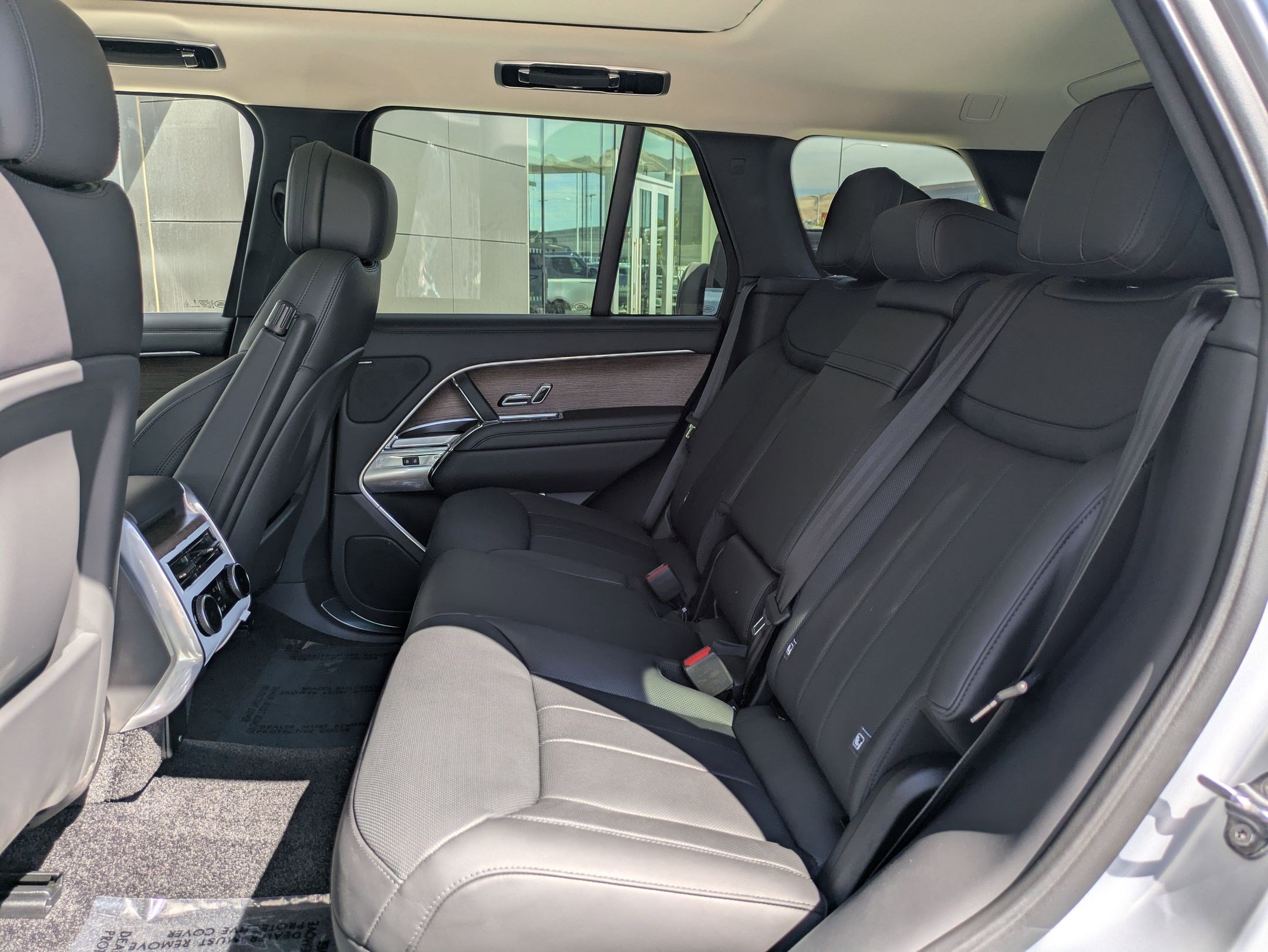 2025 Land Rover Range Rover SE photo 14