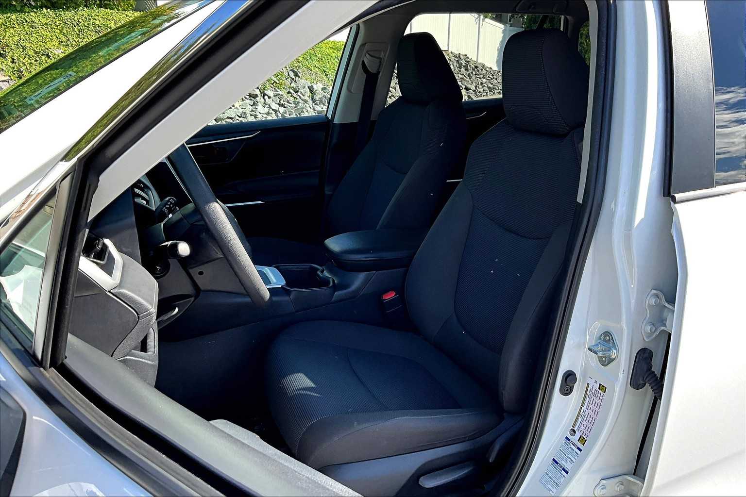 2022 Toyota RAV4 LE photo 10
