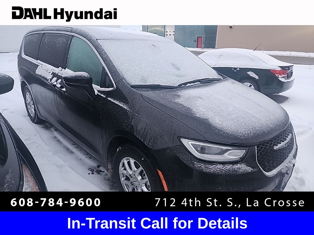 2024 Chrysler Pacifica Touring L's photo