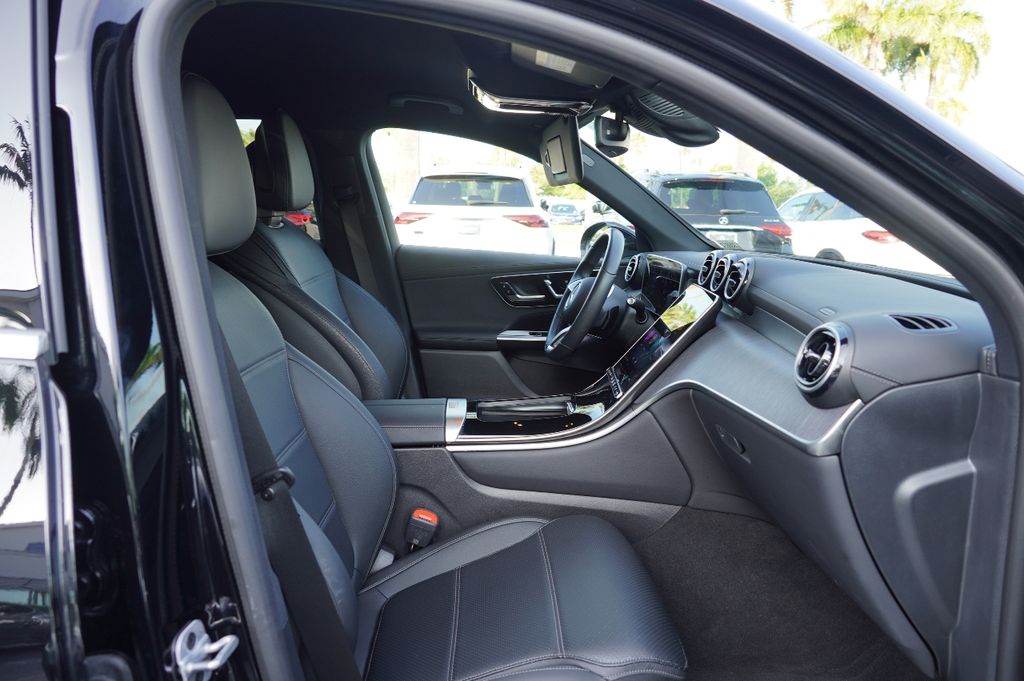 2025 Mercedes Benz GLC 300 photo 11
