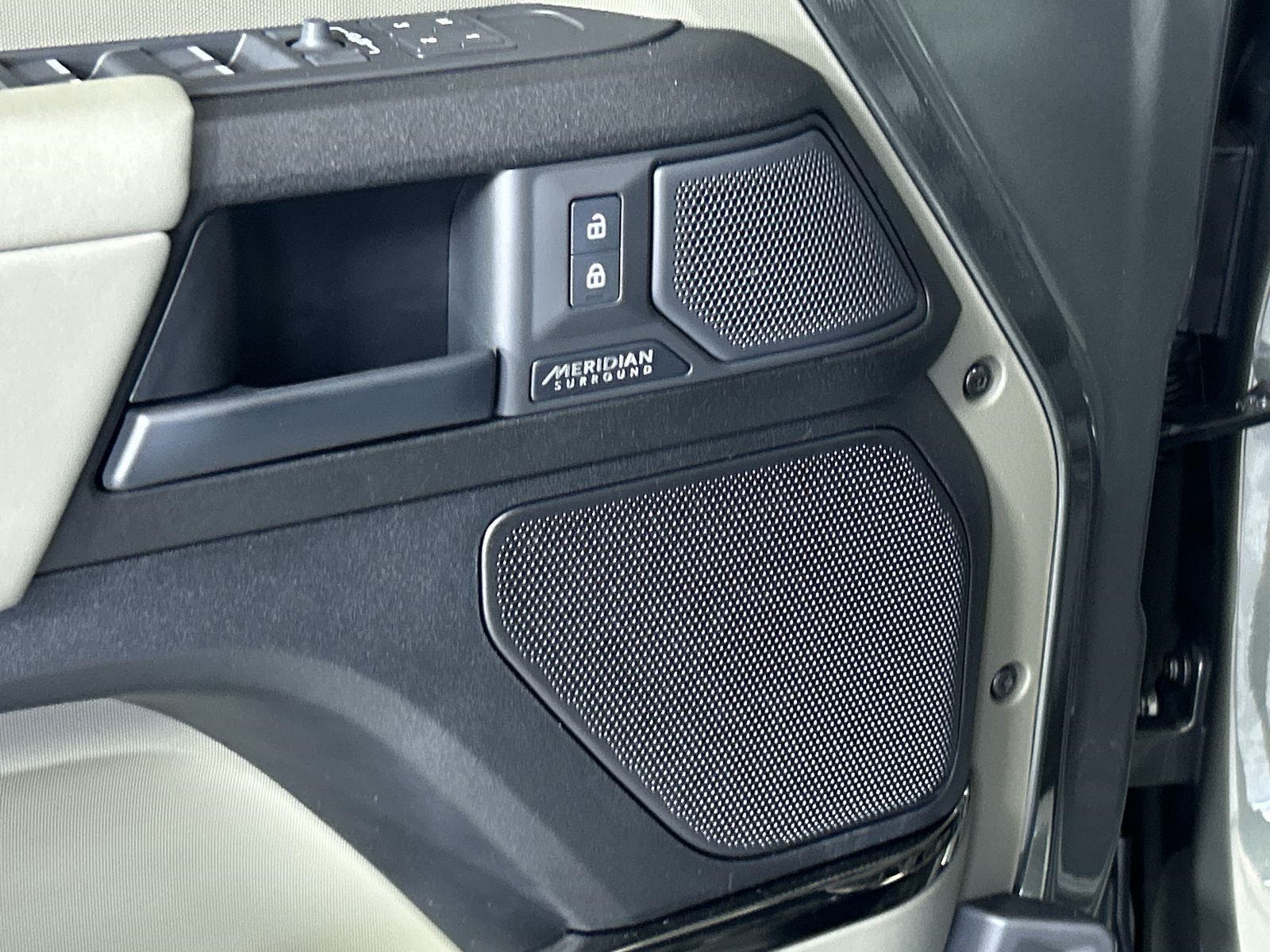 2025 Land Rover Defender 110 photo 21