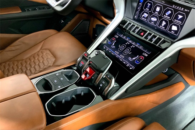 2019 Lamborghini Urus Base photo 16