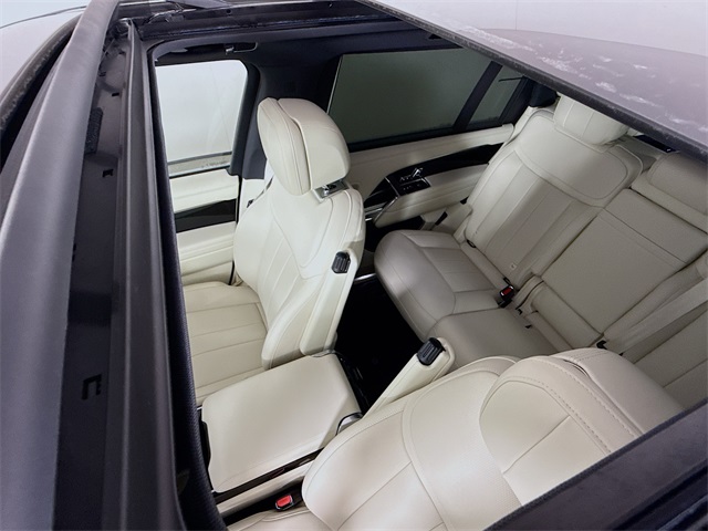 2025 Land Rover Range Rover SE photo 9