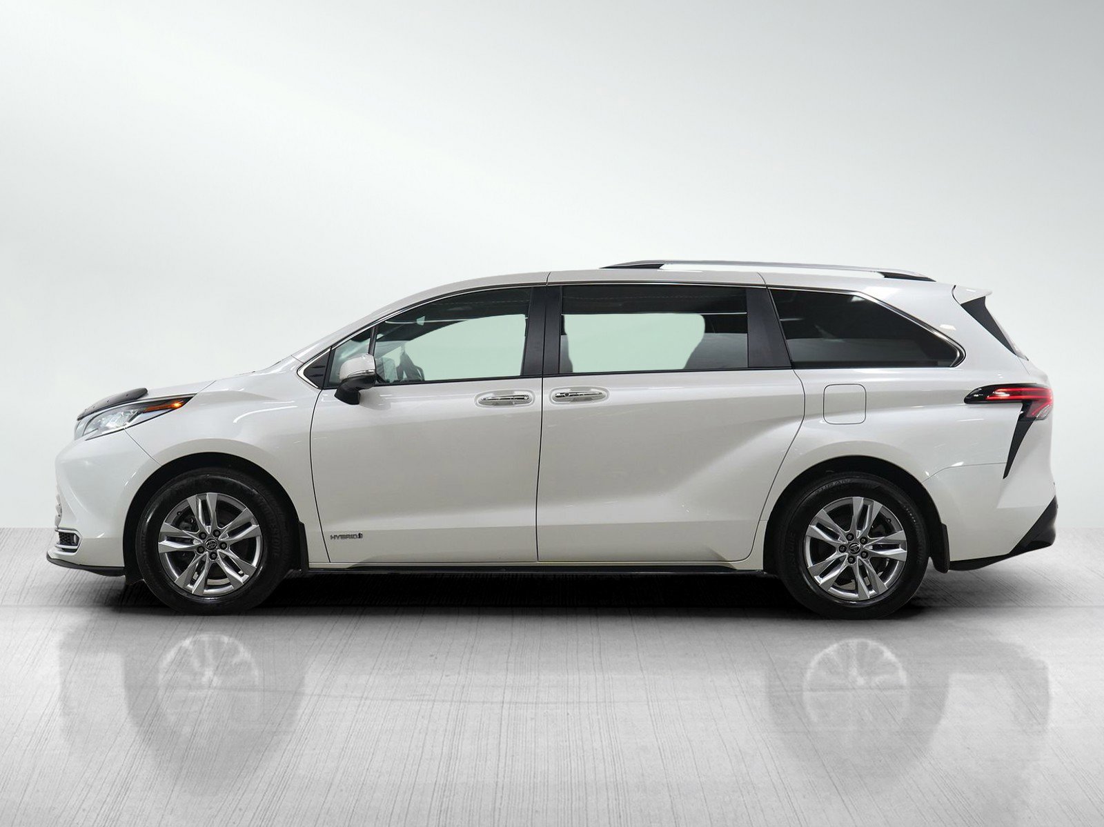 Used 2021 Toyota Sienna Limited with VIN 5TDGSKFC7MS021405 for sale in Burnsville, Minnesota