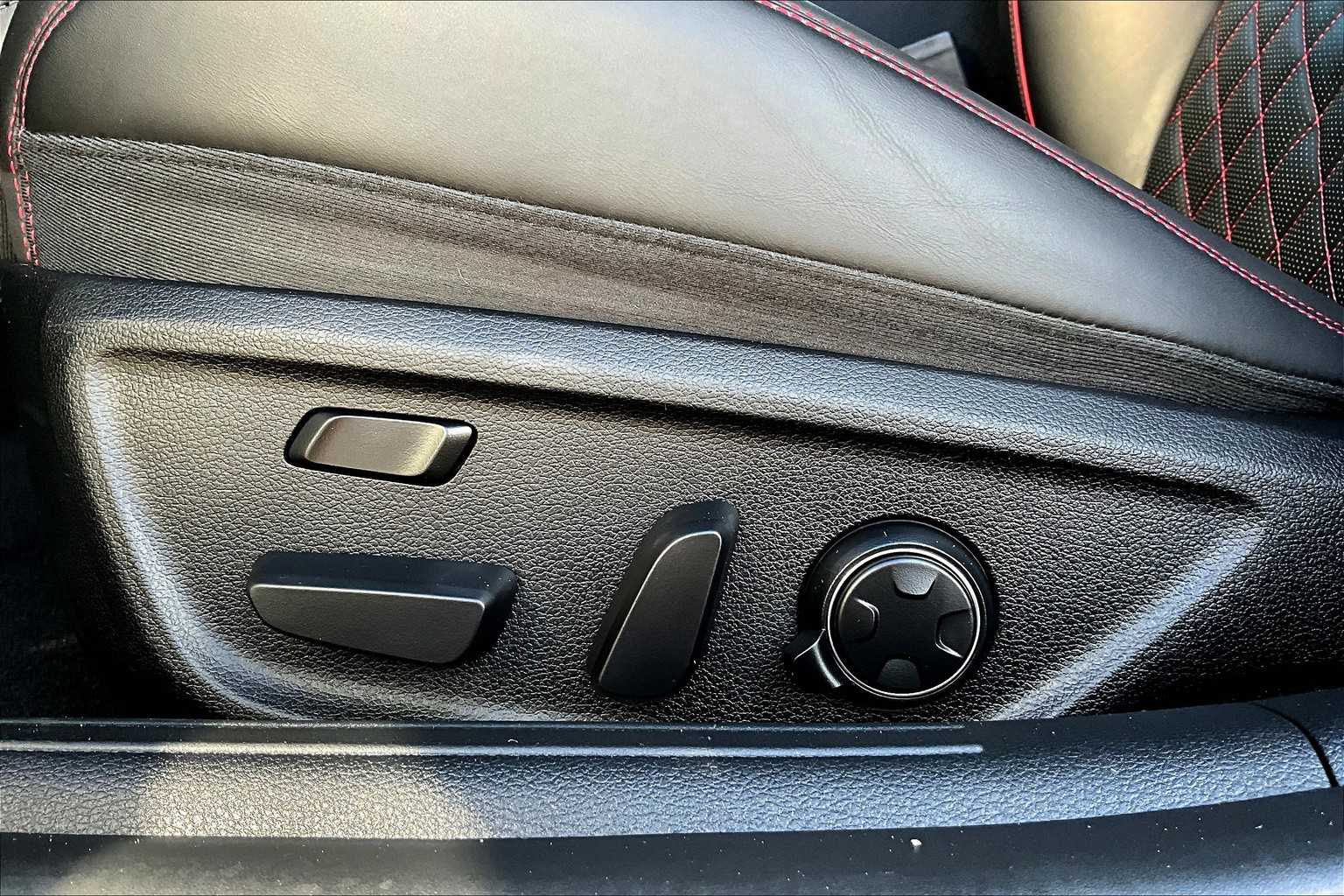 2025 Genesis G70 3.3T Sport Advanced photo 32