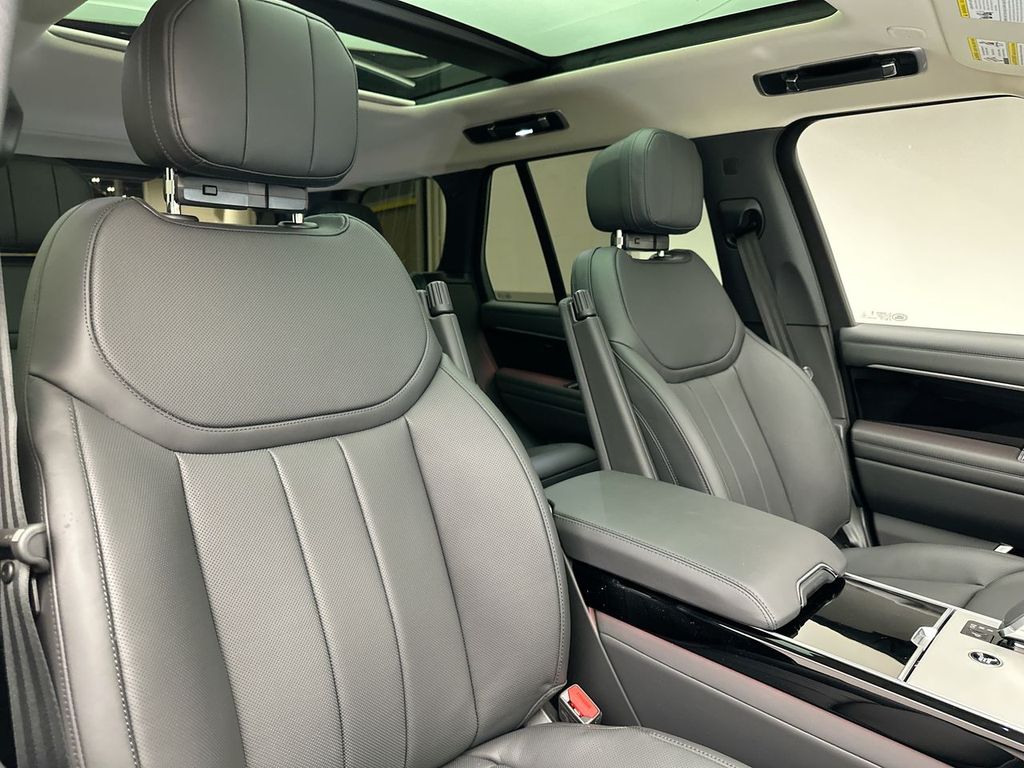 2025 Land Rover Range Rover SE photo 3