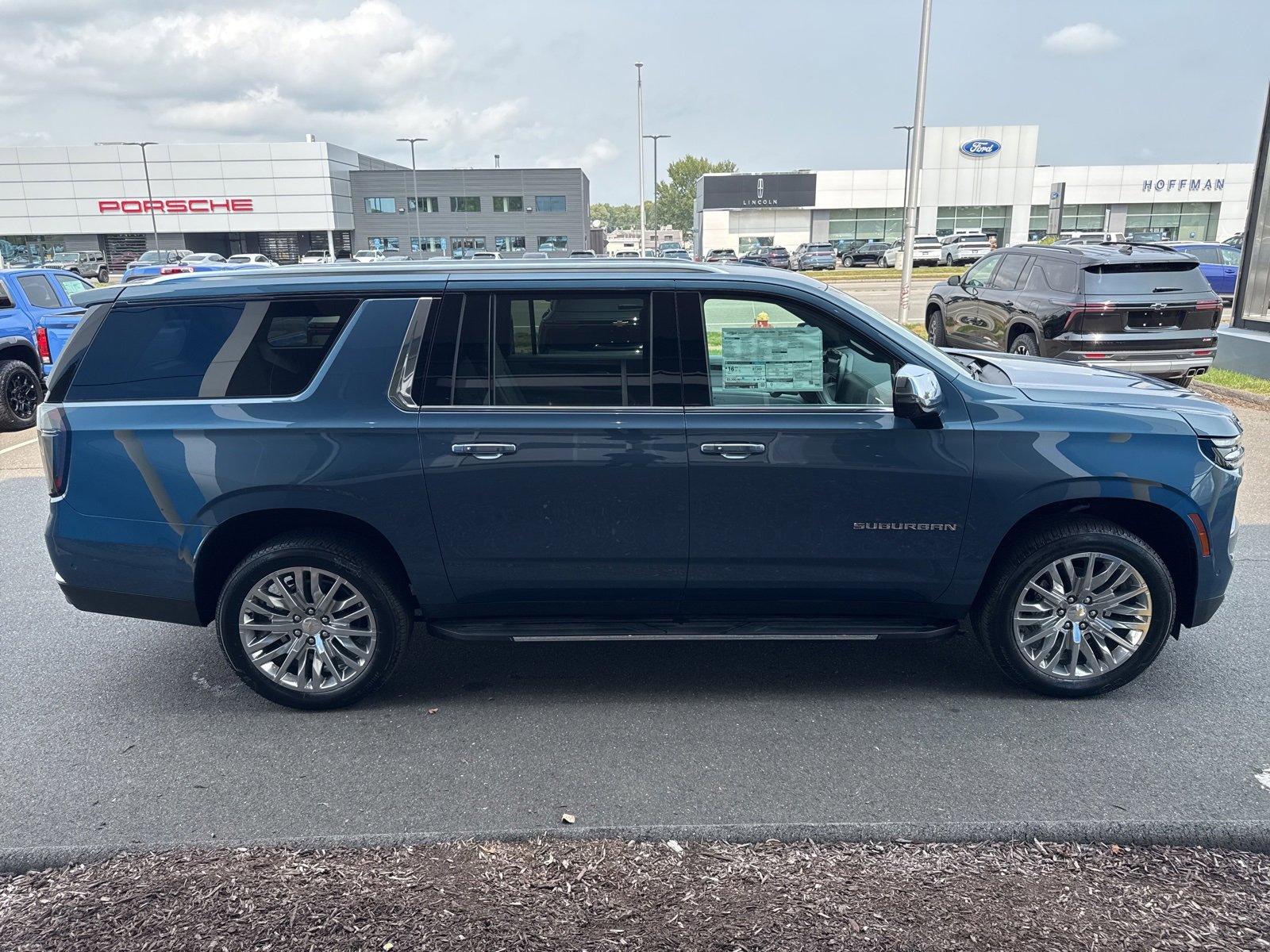 2025 Chevrolet Suburban Premier photo 3
