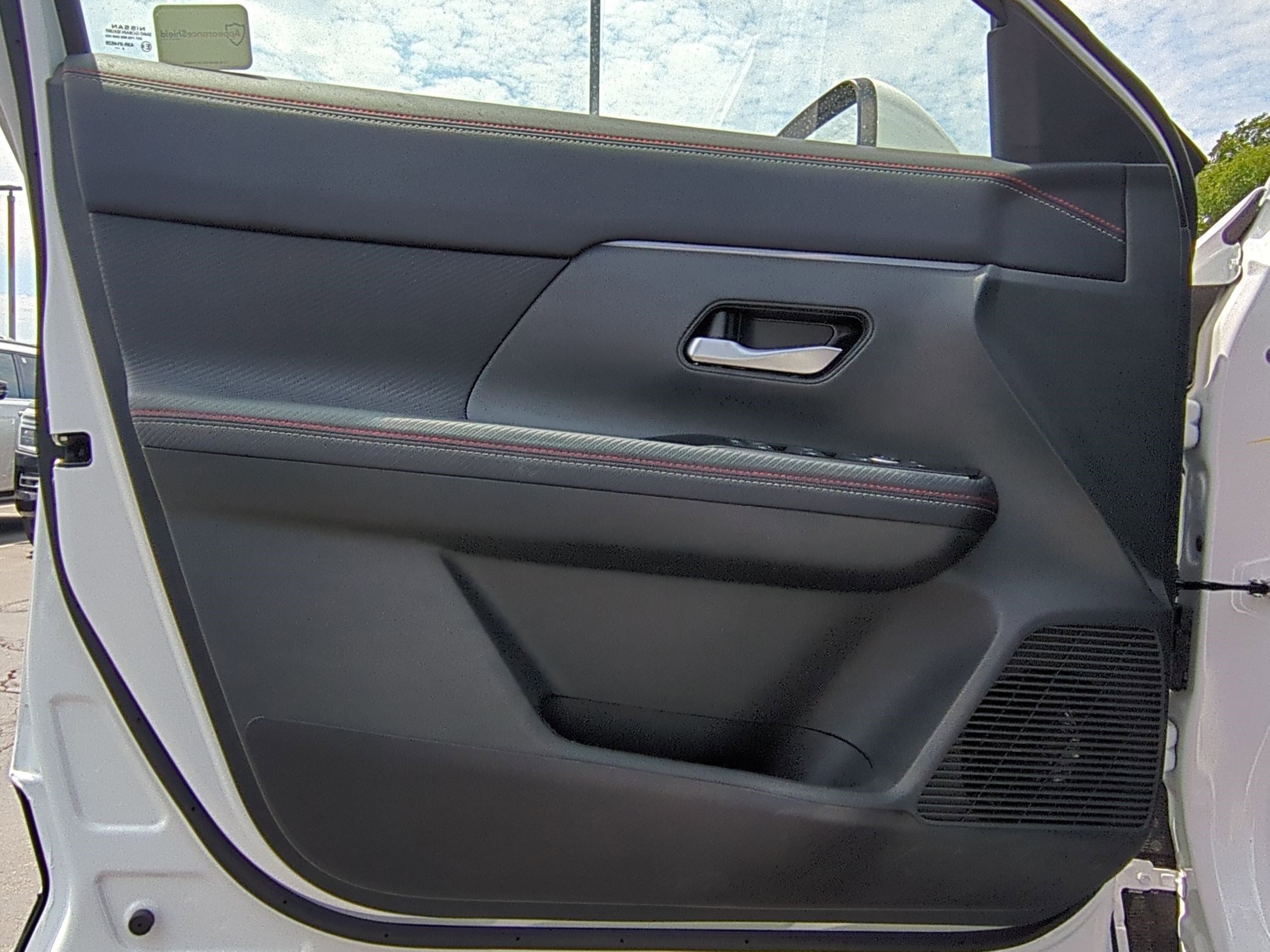 2025 Nissan Kicks SR photo 2