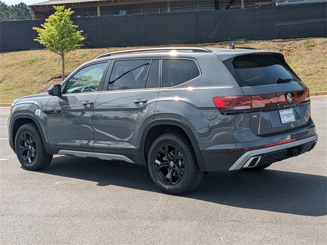 2025 Volkswagen Atlas Peak Edition SE photo 2
