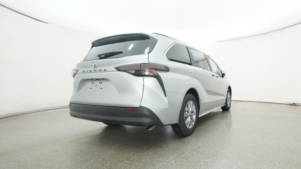 2025 Toyota Sienna XLE photo 4