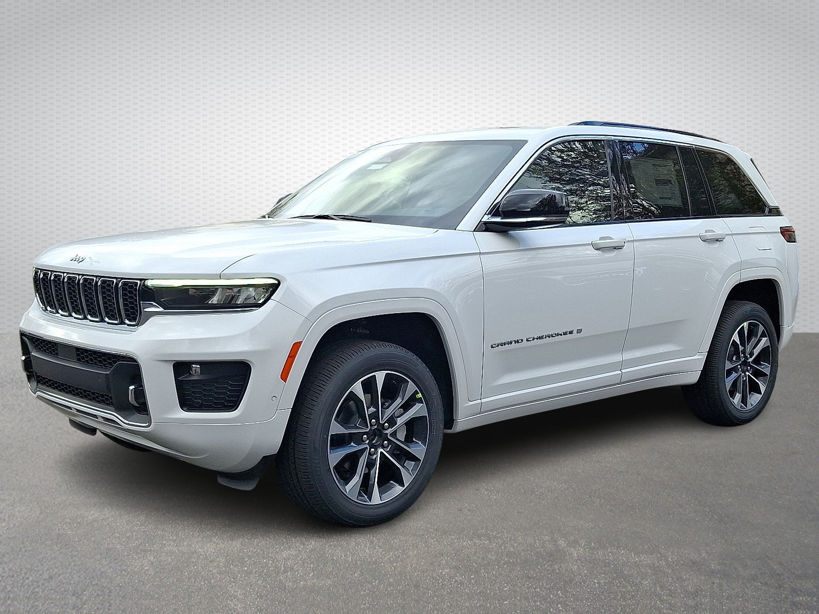 2025 Jeep Grand Cherokee Overland photo 3