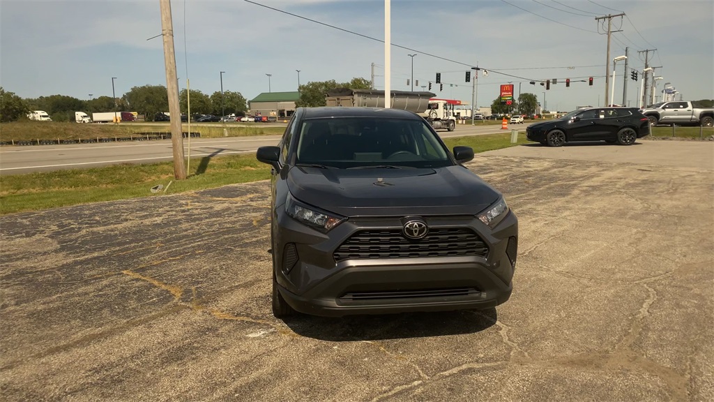 2022 Toyota RAV4 LE photo 3