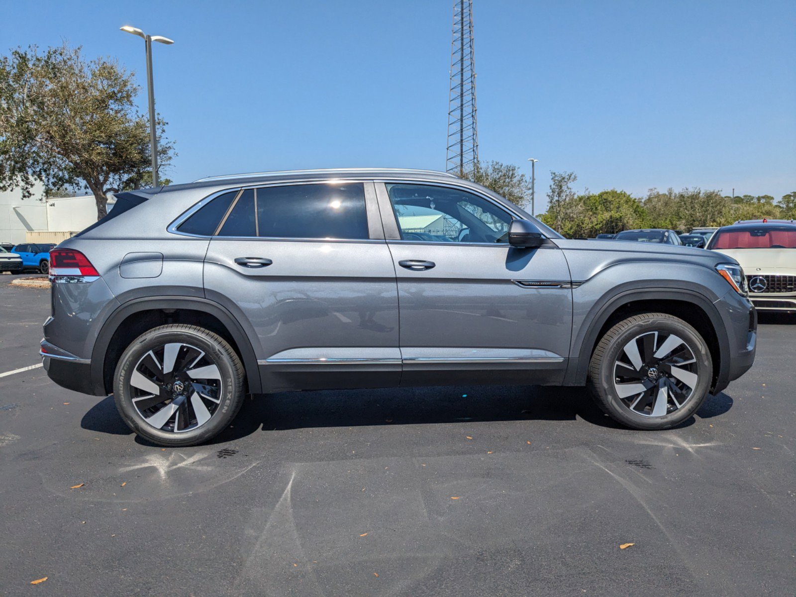 2025 Volkswagen Atlas Cross Sport SEL photo 3